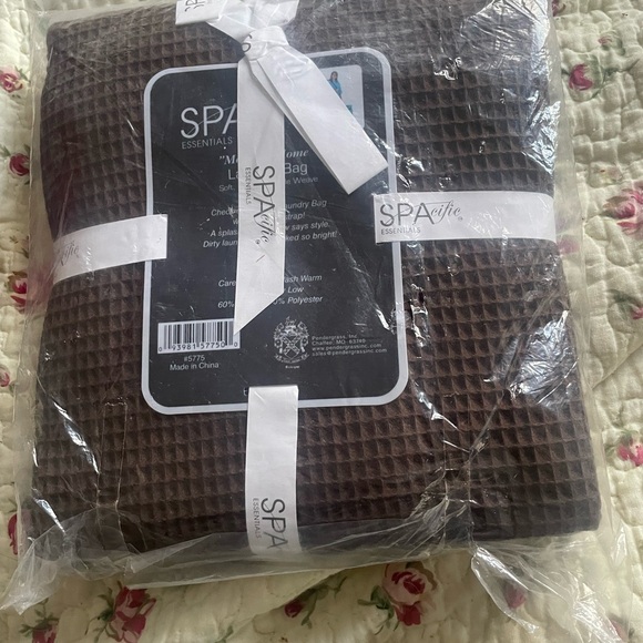 NWT spa essentials laundry bag - Picture 3 of 4